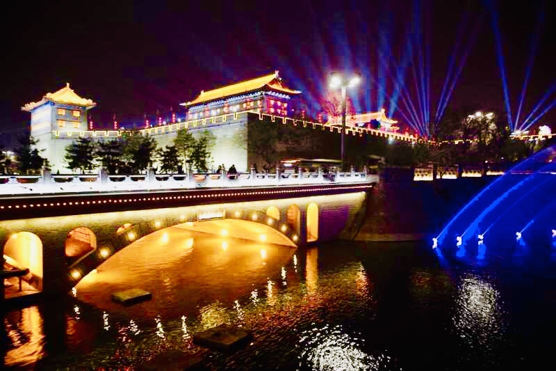西安护城河与城墙完美结合,高科技和古建筑融合演绎独特魅力