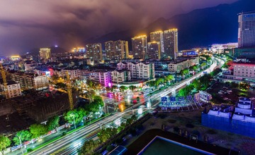 深秋临海雨夜夜景