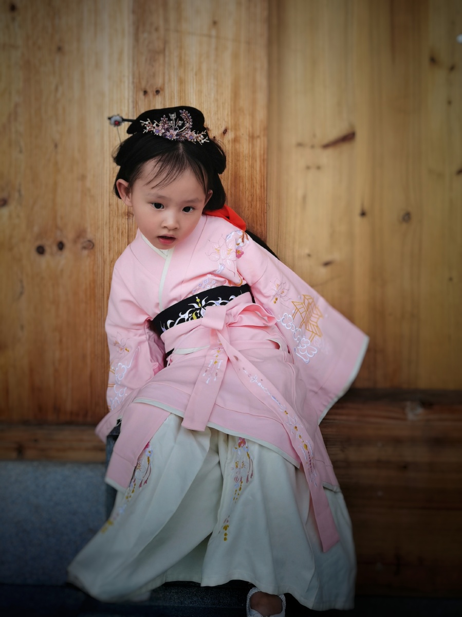 穿汉服的小女孩