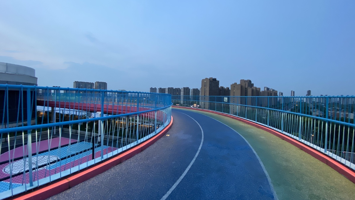 上海嘉定区南翔印象城屋顶跑道夜景