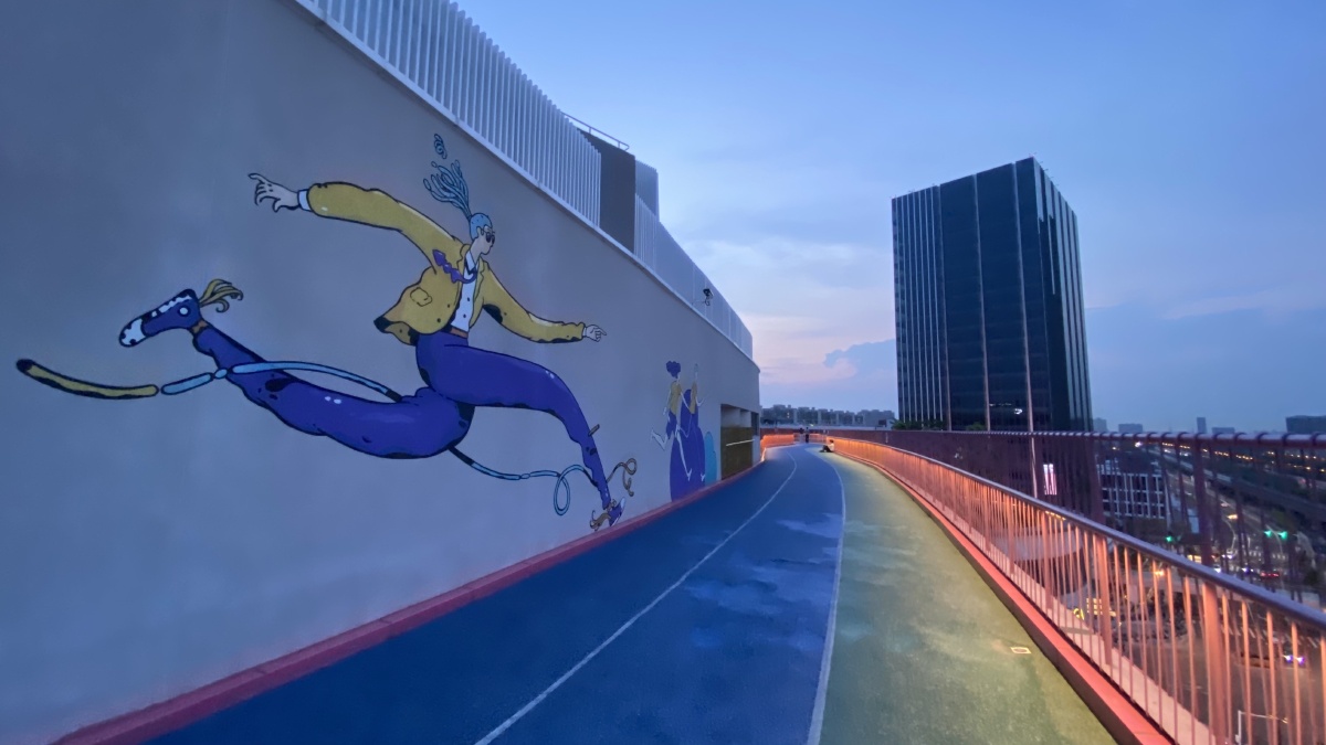 上海嘉定区南翔印象城屋顶跑道夜景