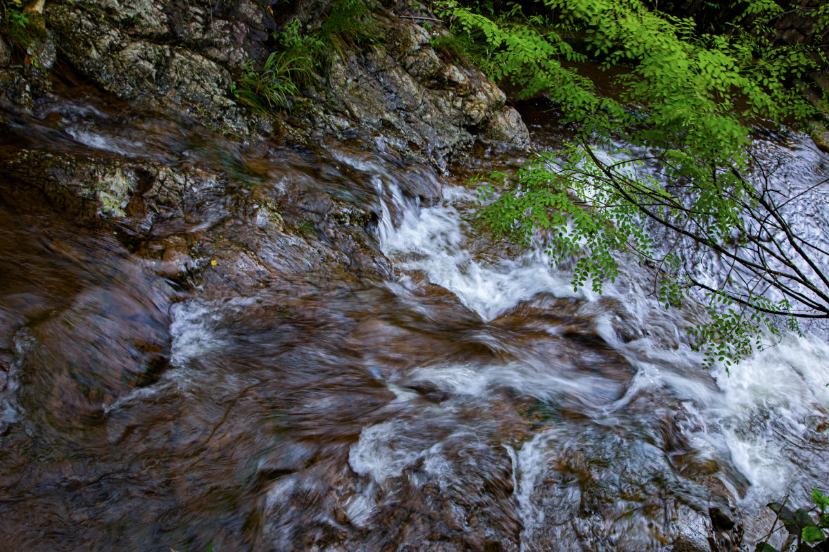 山涧溪水