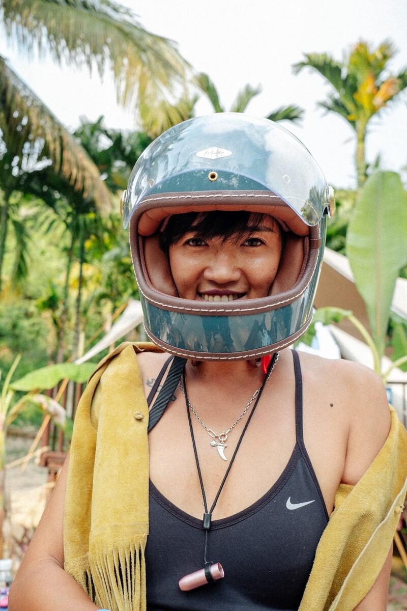 12 - Shan刚下摩托车。她是loop冲浪俱乐部主理人，在广东和海南两地经营冲浪俱乐部和发展冲浪文化。