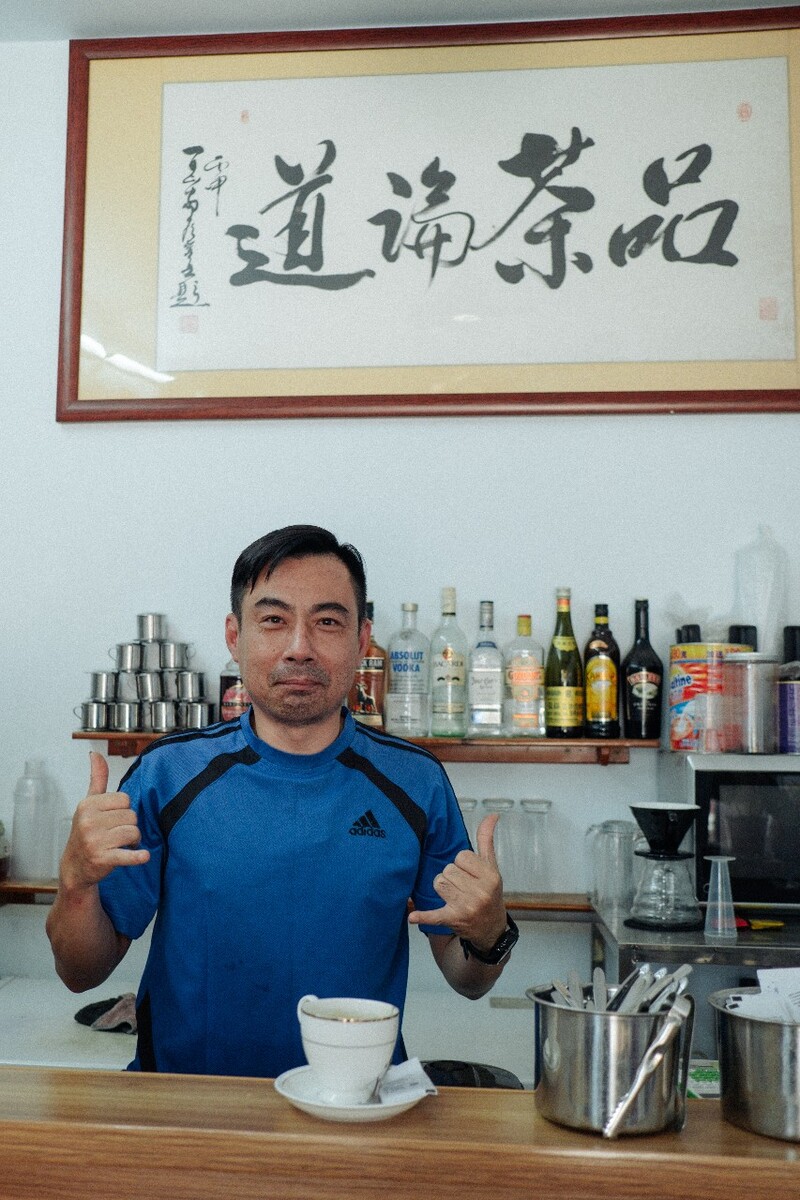 29 -峰哥，兴隆镇本味咖啡老板。他的咖啡厅每天都是冲完浪或者正要去冲浪的浪人。