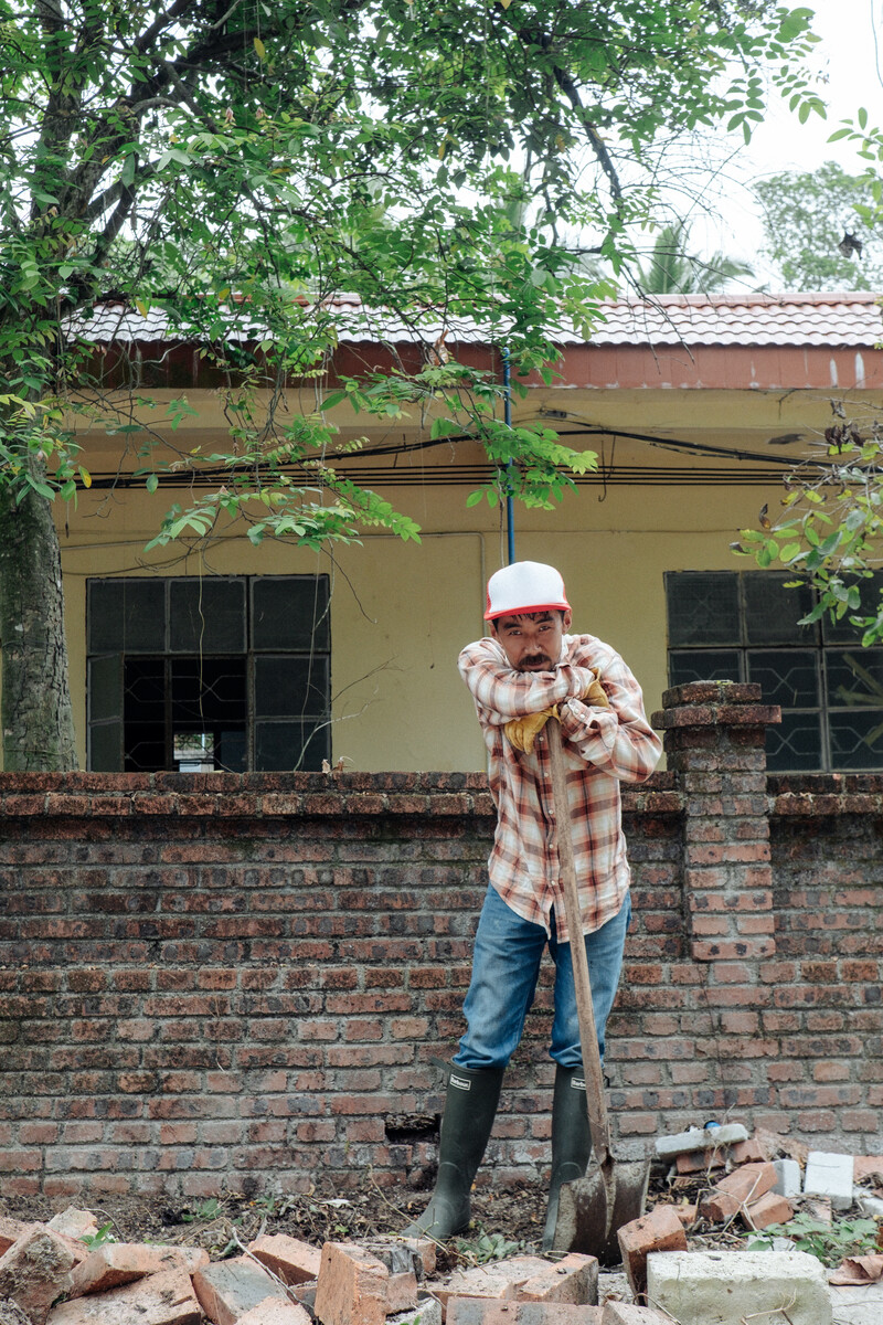 19 - 马健，天津人。在兴隆镇新租的家里整理花园。
