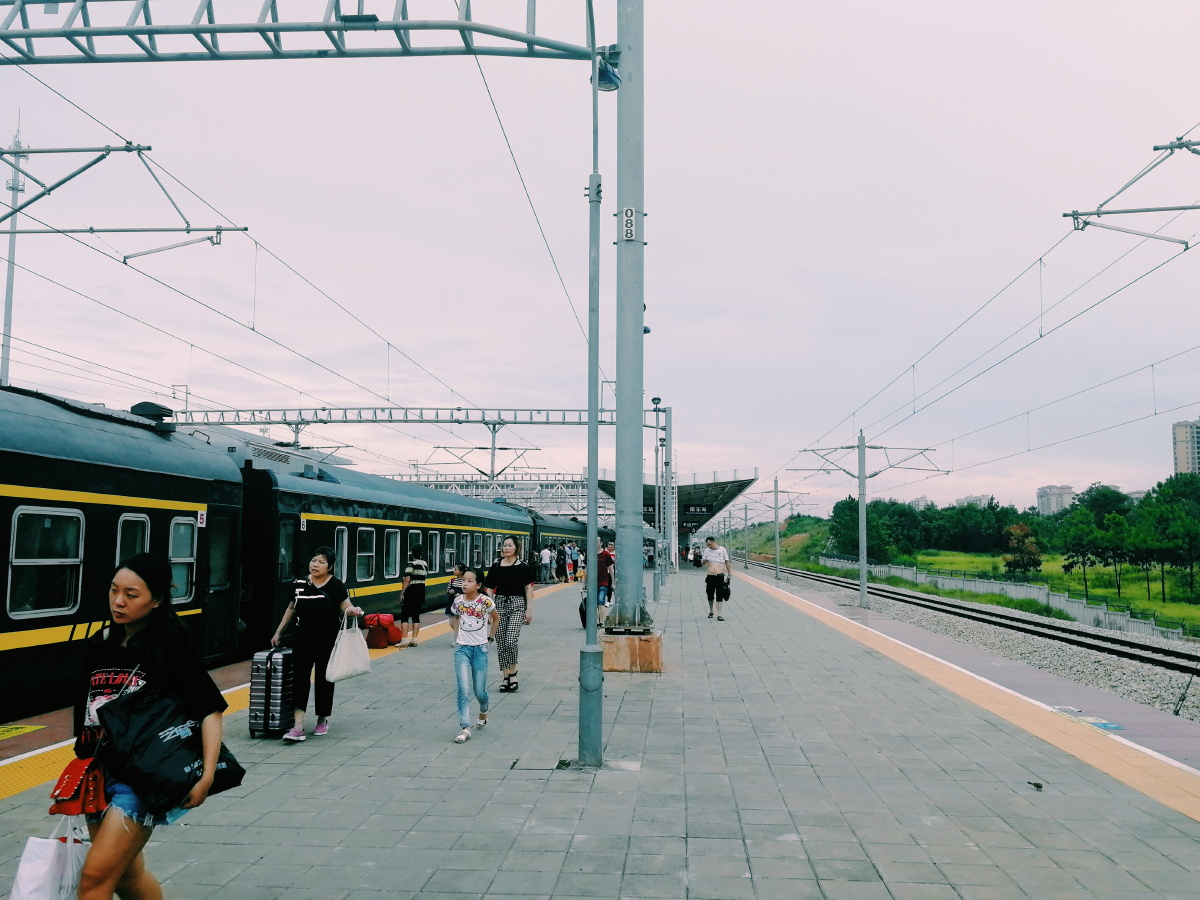 在自己家乡的露天站台所拍,感觉那个电线的延伸感特别好