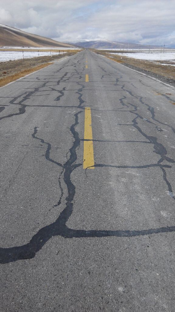 在西藏阿里地区的某处公路所拍，用光影魔术手稍微修改了亮度和对比度。