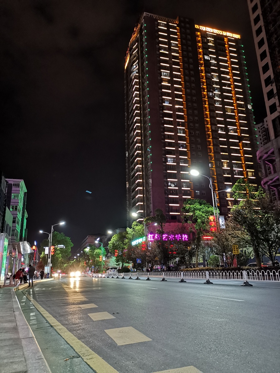 手机中的梅湾路夜景