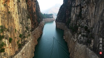 轻舟 高峡