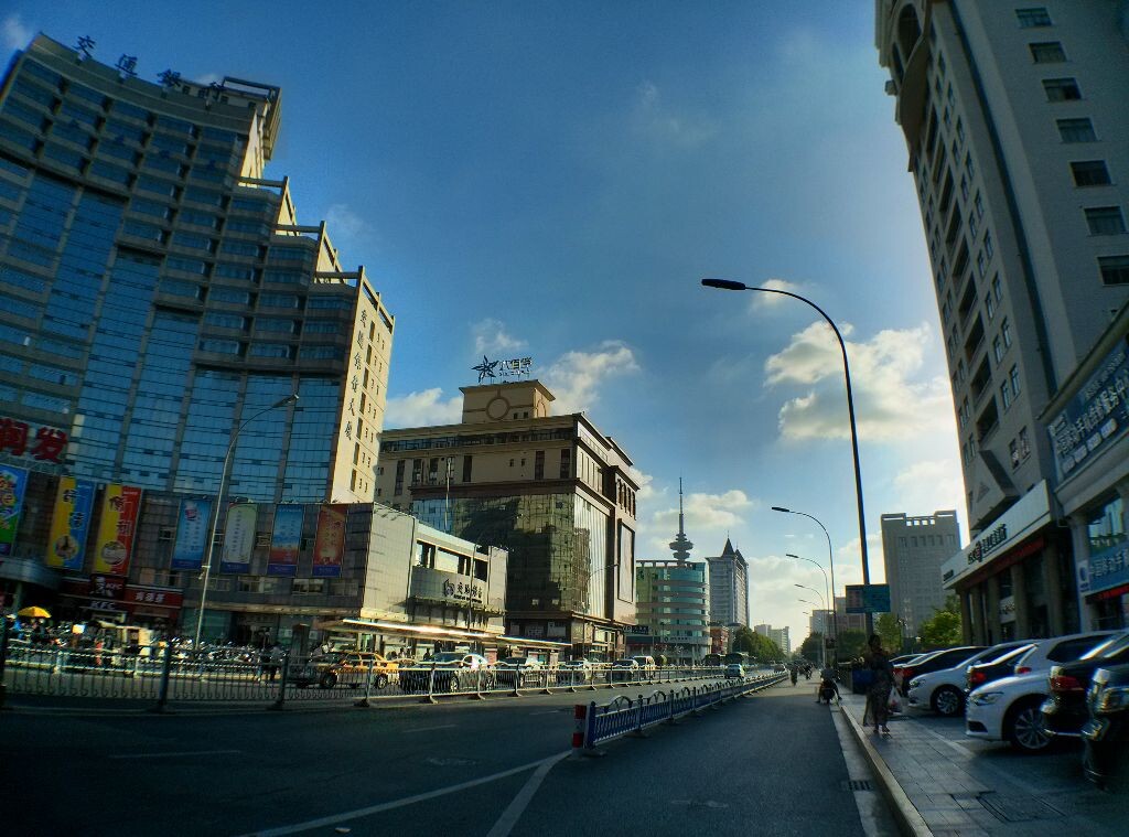 使用小米广角镜拍摄，记录城市即将迎来台风娜基莉的那个阳光灿烂的下午