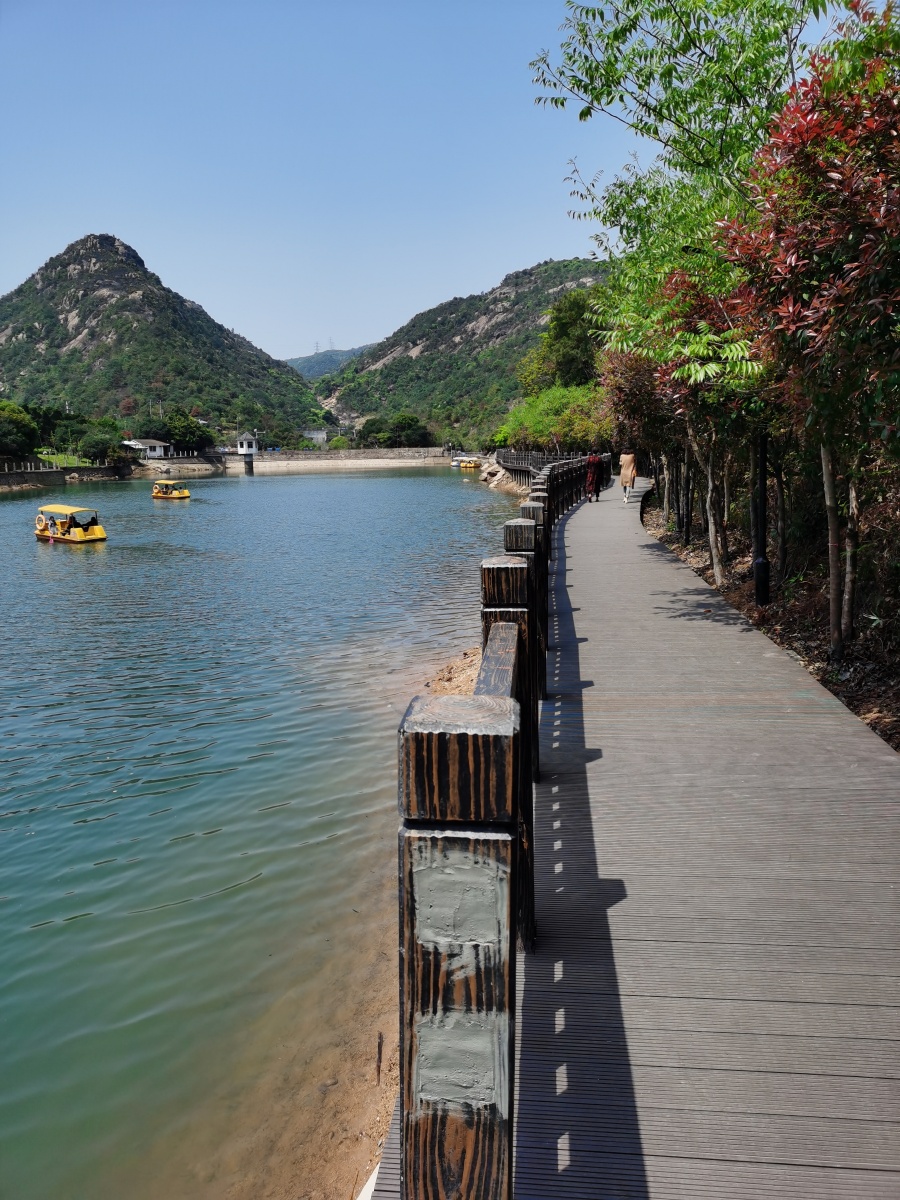 瑶池春水绿温州瑶溪风景区以其别具一格的溪谷风光而闻名浙南素有溪石