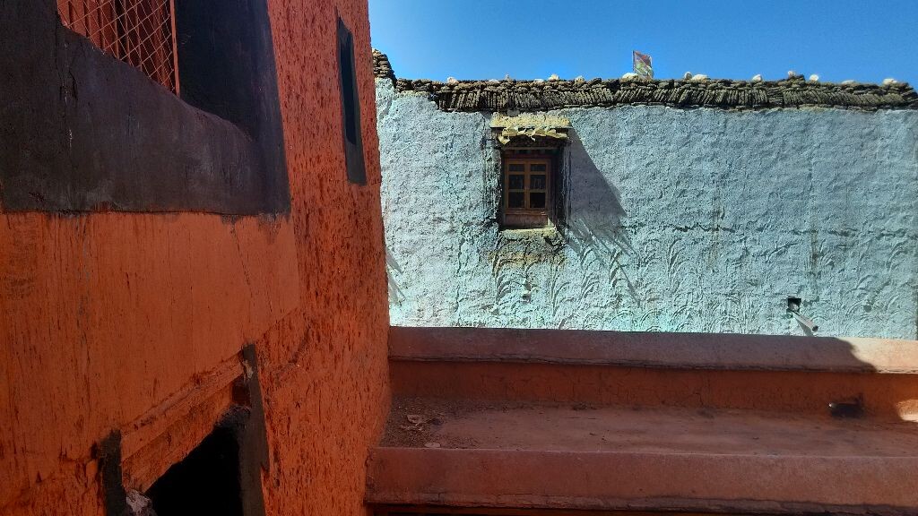 小米2拍摄于西藏夏鲁寺,红白的墙壁映衬着西藏的天空,一幅色彩充满的我的视线。开启了HDR模式,让暗部的色彩也清晰可见。