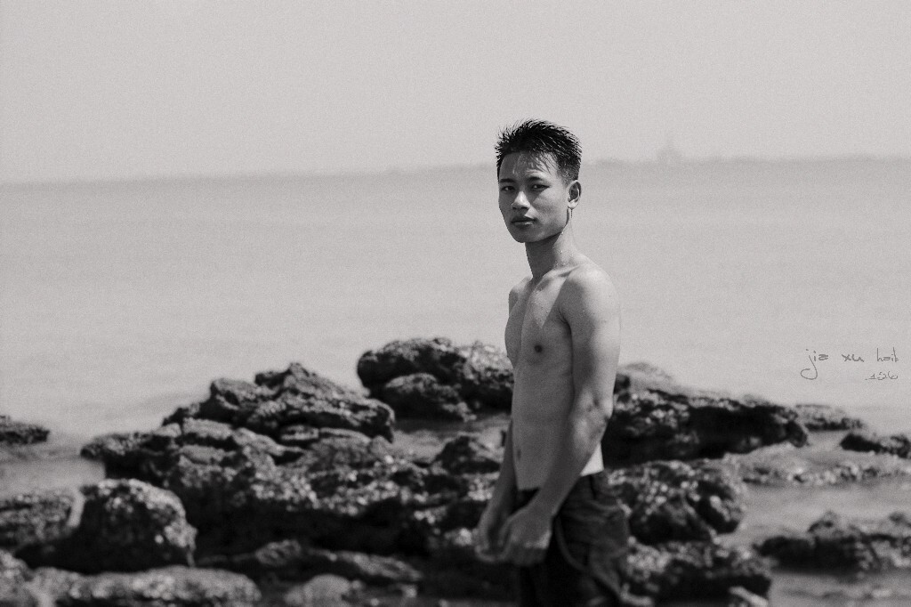 明日,浮于水面 沉沉浮浮 或清或虚 <br />
明日,你我 用力去漂浮<br />
真实的 <br />
虚幻的<br />
.无 谓