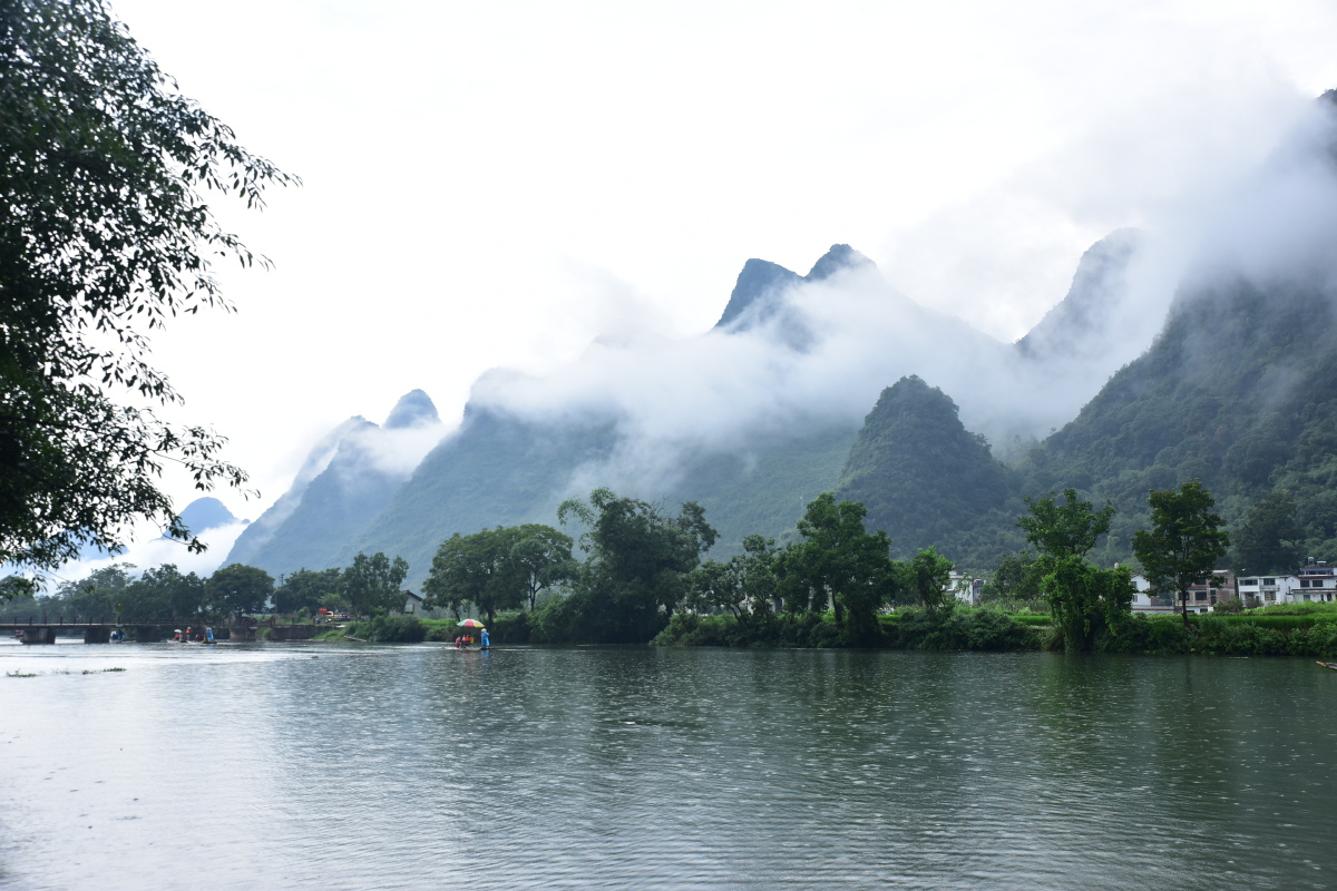 烟雨遇龙河