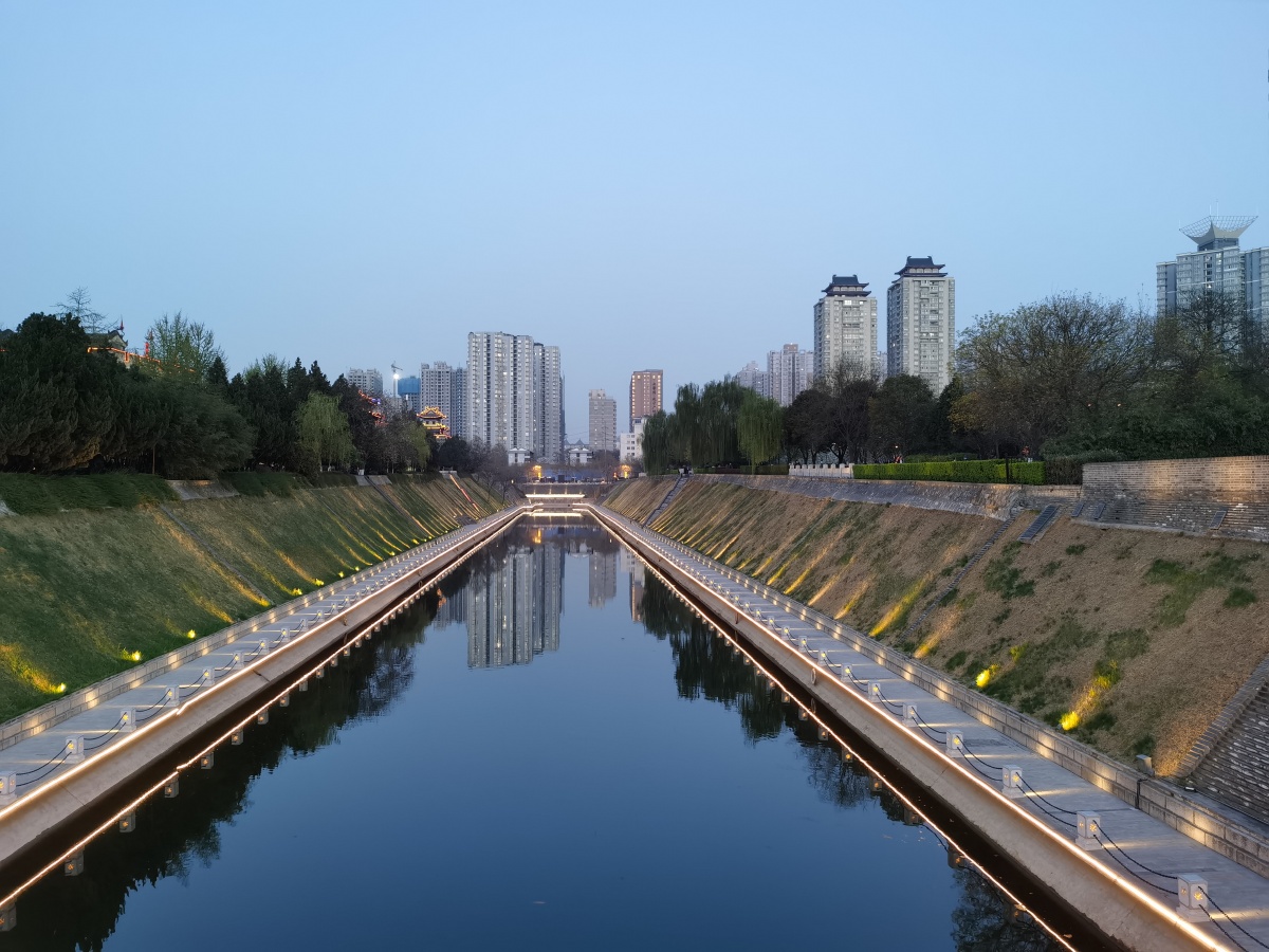 夕阳下的护城河