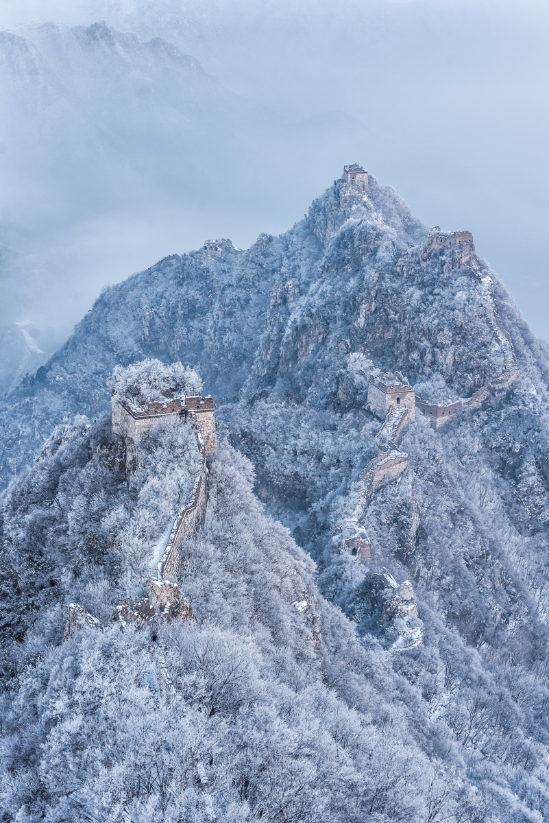 风雪朦胧古长城