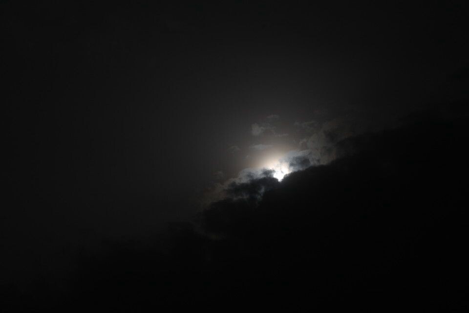 太阳还是月亮？<br />
摄于北航沙河校区操场，这拍的是太阳- -结果有人跟我说是月亮