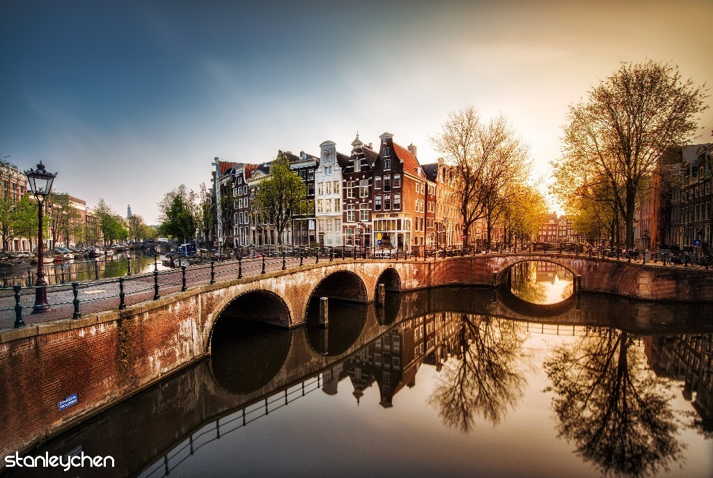 I luv Amsterdam! 总是莫名其妙知道很奇怪的事，譬如阿姆斯特丹整座城市无数运河和小桥，只有这座没有停放自行车。二访荷比的照片，最近会补充完整 *A'dam