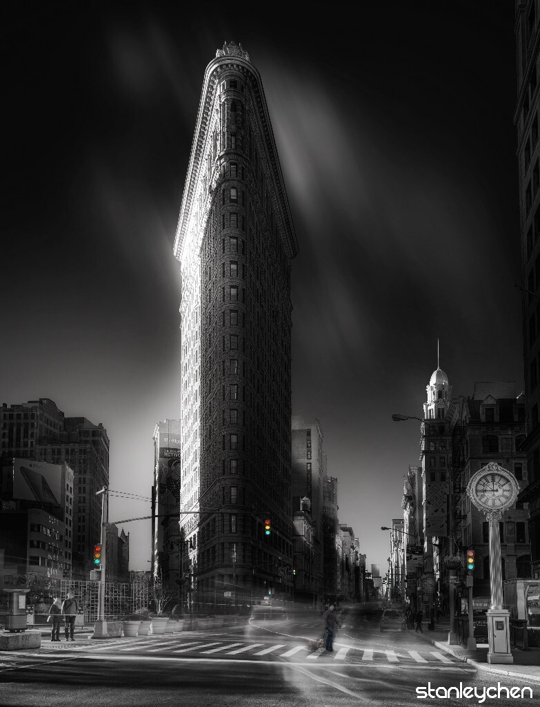 纽约，时间流逝法则，仔细看，你发现了什么。Flatiron Building曾经是世界第一的摩天大楼，黑白此时超越彩色，仿佛让人能超越物理极限，一眼望向30年代的纽约。(你能回想起电影LUCY最后的那一幕吗)*NYC