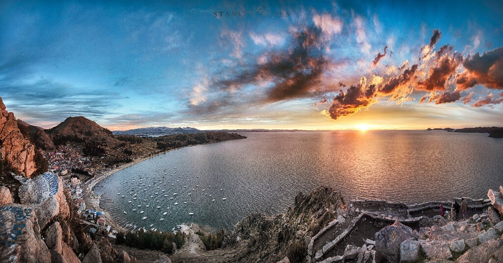 矫正读音咯！（提提喀喀）Lago Titicaca是玻利维亚和秘鲁交界世界海拔最高的淡水湖。这次我们机构保护的濒危物种大部分来自这里。记得一个节目叫一站到底吗，有一期当时的年度冠军北大的檀越答爆了节目的题库，最后一题就问的这个湖的名字是什么。当时的我心想这个到底是什么搞笑的地方。想不到两三年后，我站在这里看着旱季第一次雨雪天气以后一场豪华的日落。