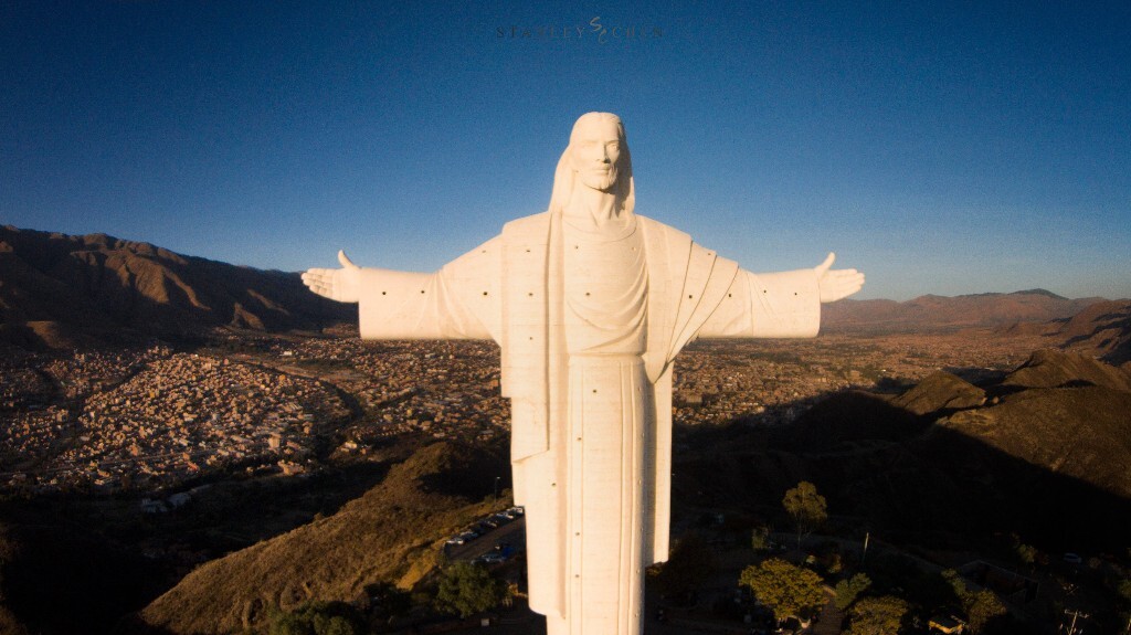 在实习的城市玻利维亚科恰班巴，这里坐落着世界最大的基督像，航拍视角下的基督像，拥抱一切。（基督像，玻利维亚科恰班巴）