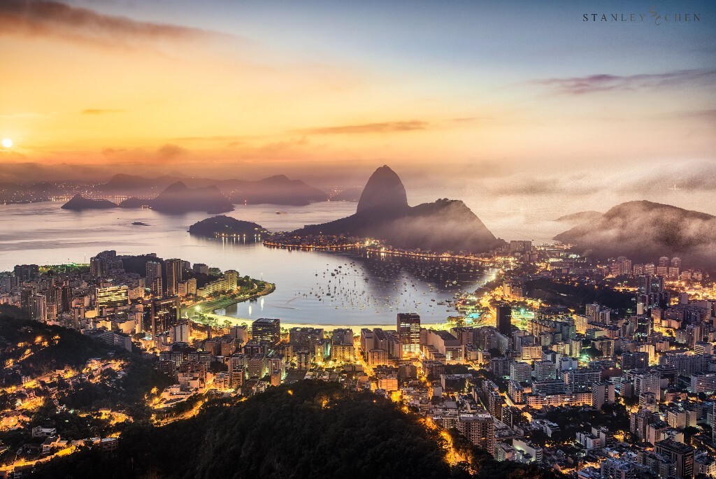 闪耀，里约热内卢。雾气从背后的热带雨林向海边飘去，面包山和这座城市一起沉睡着等待日出。 *Rio de Janeiro, Brazil