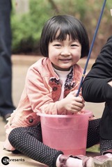 钓鱼的小美女