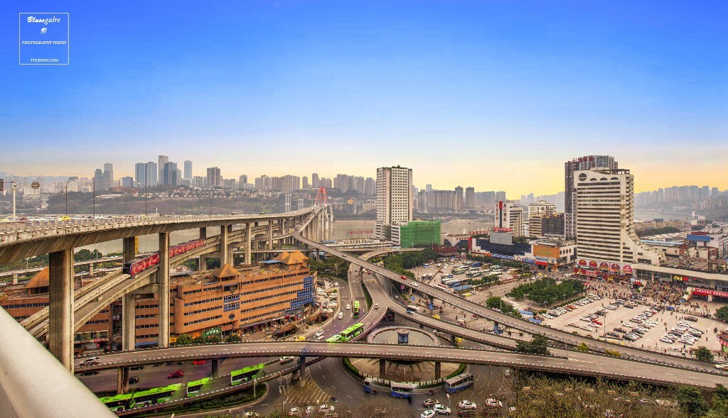 特别喜欢这个桥上桥下，轻轨公交相连的城市。