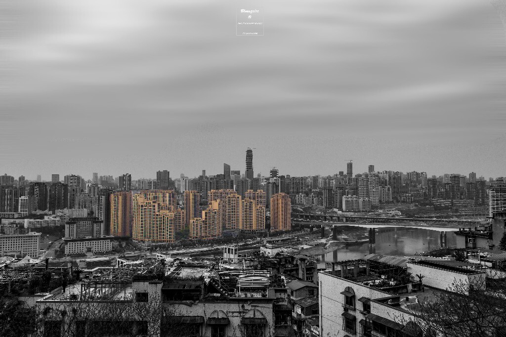 嘉陵江的两岸是划分着两个时代的建筑，勾连着两代人的回忆。