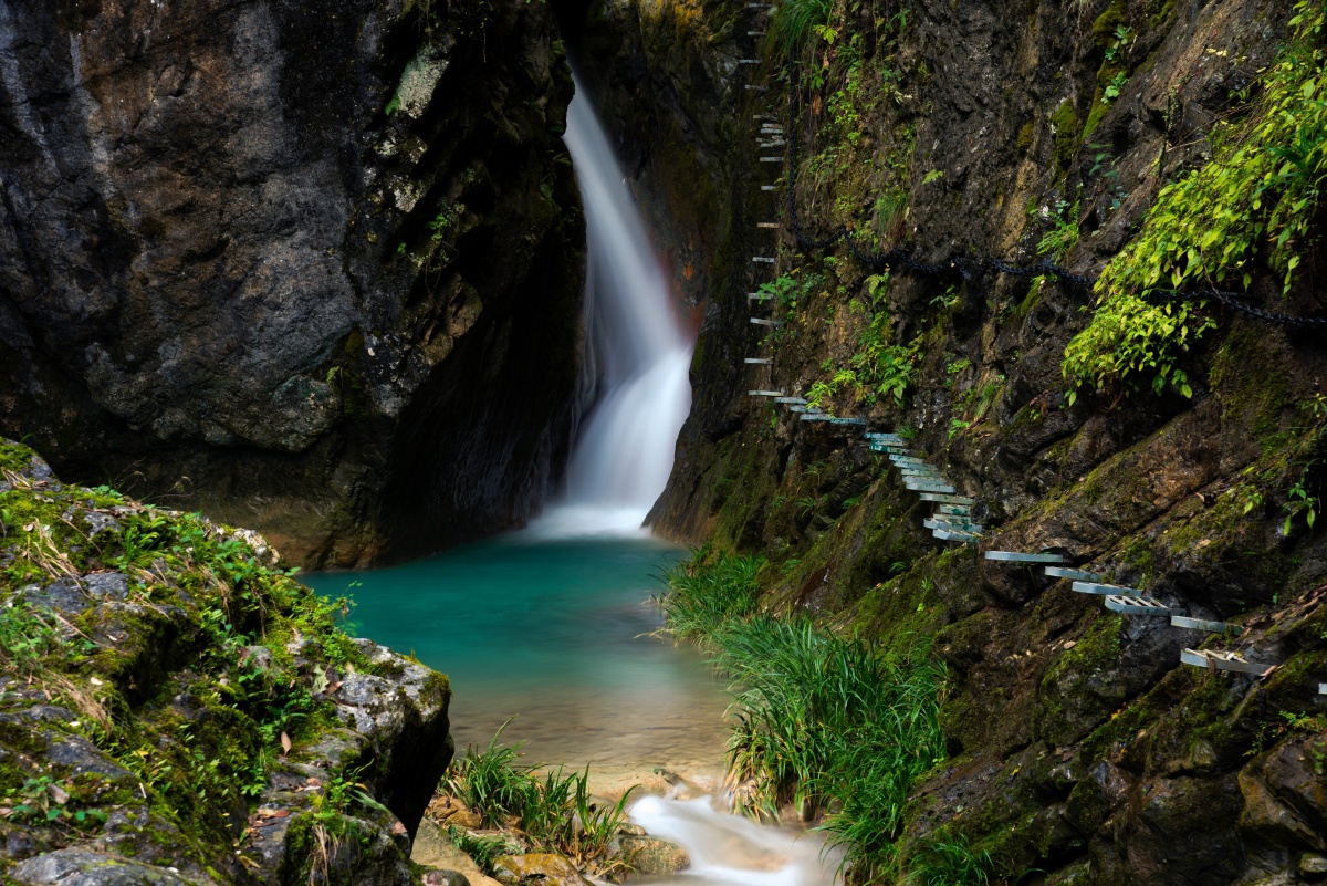 安康石泉雁山瀑布