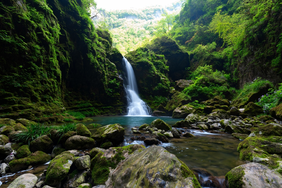汉中宁强-禅家岩天坑,天坑下面的瀑布.