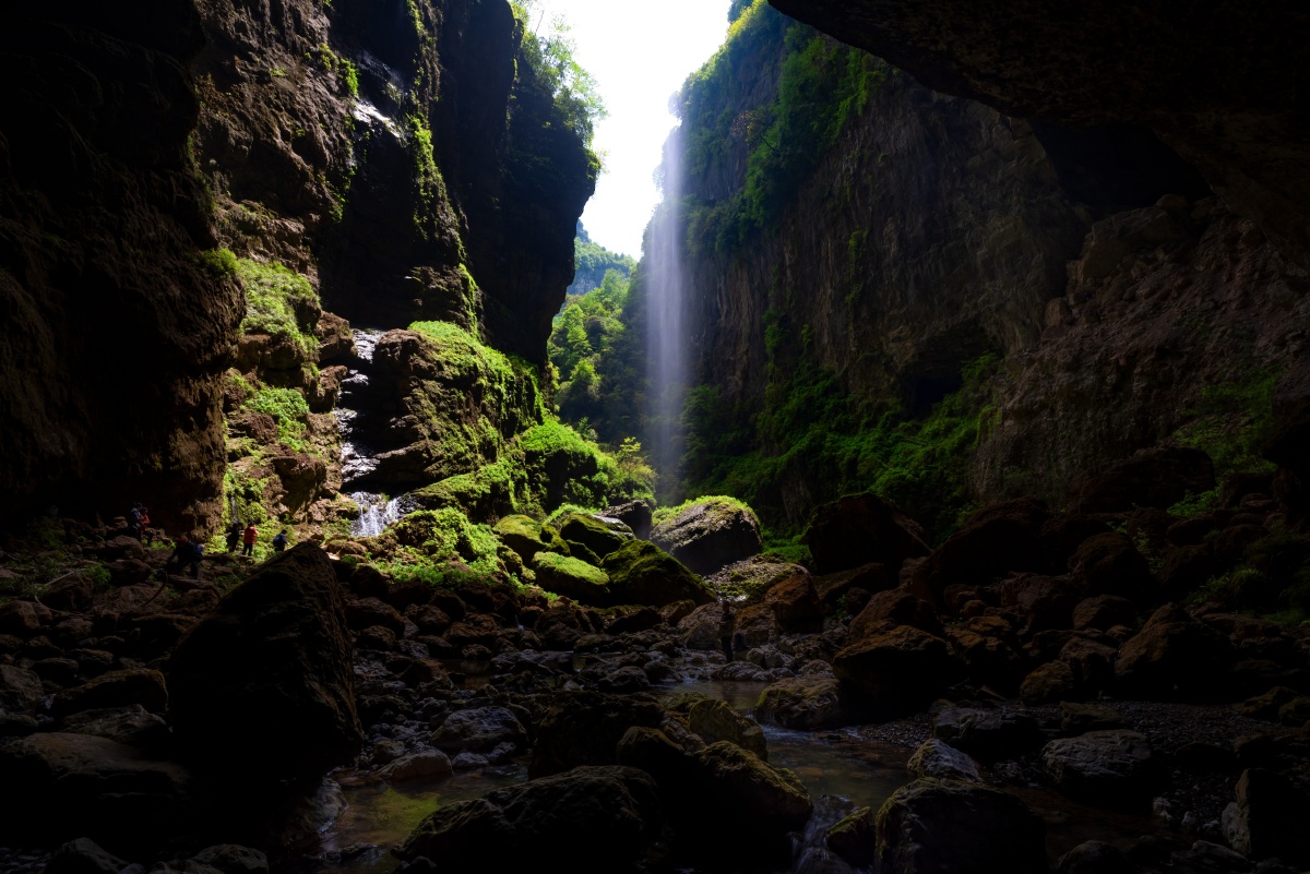汉中宁强禅家岩天坑天坑底部的地下河像一张大嘴吞噬着