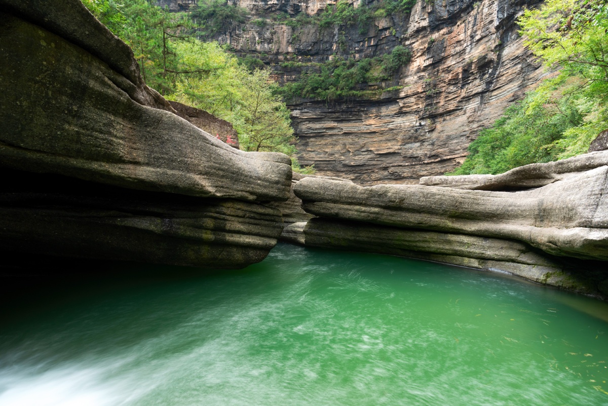米仓山大峡谷龙潭子潜龙十八潭站在水蚀夹层中看外面