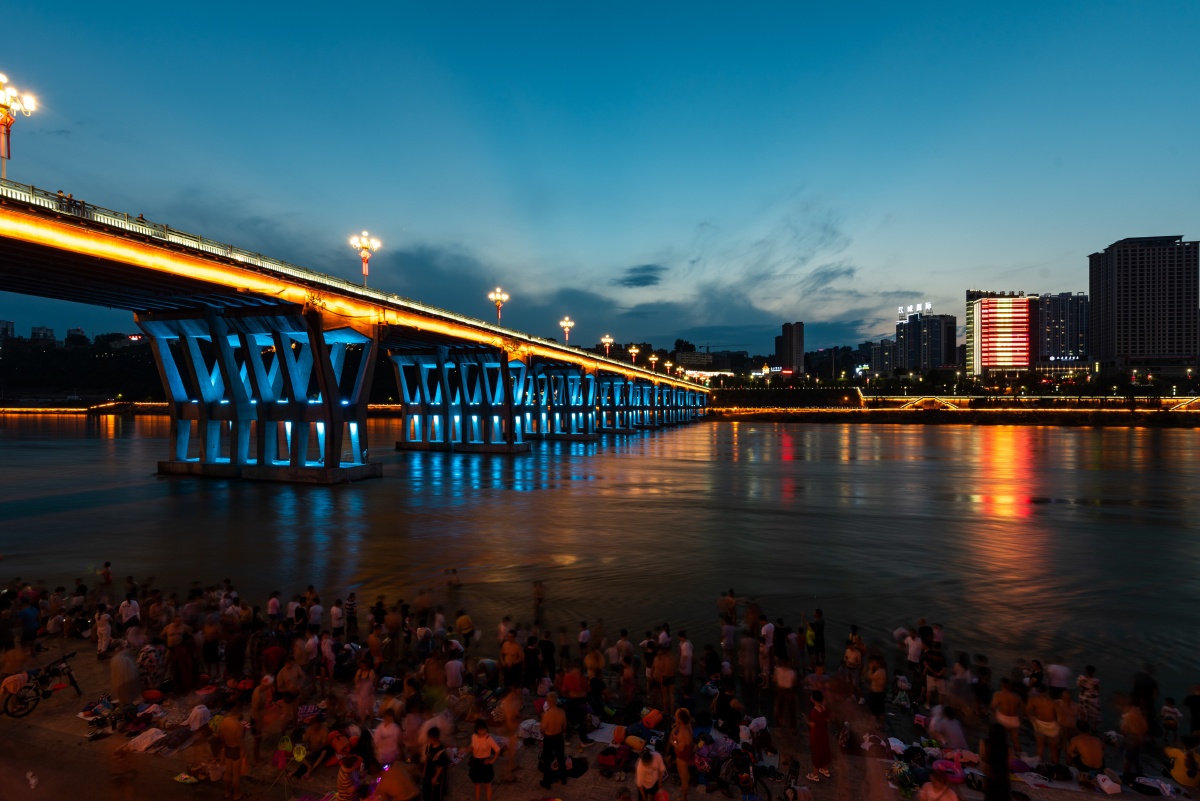 陕西安康入伏以来气温一天比一天高晚上汉江边乘凉的人群一波又一波