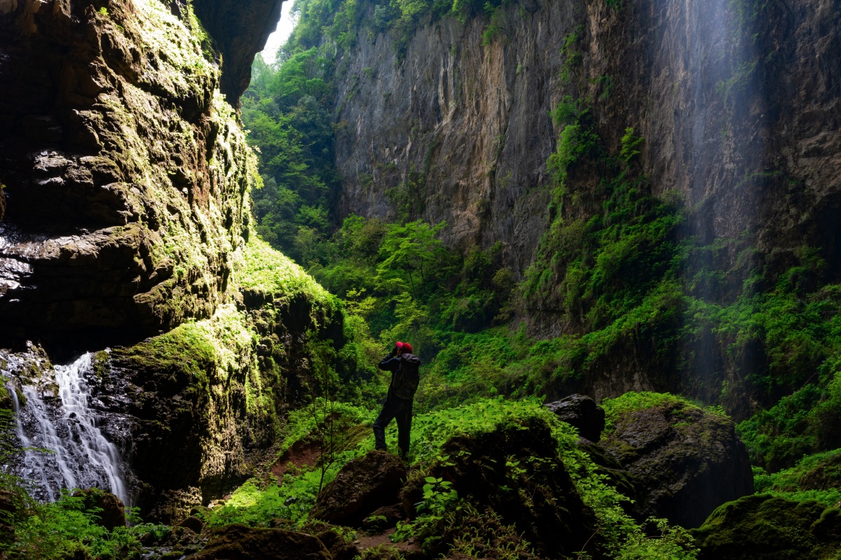 汉中宁强-禅家岩天坑天坑下遇到来自信阳的游客,右边洞顶上泻下一缕