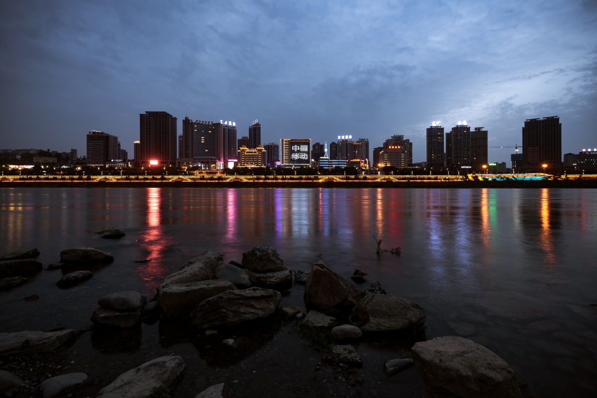 陕西安康汉江之滨