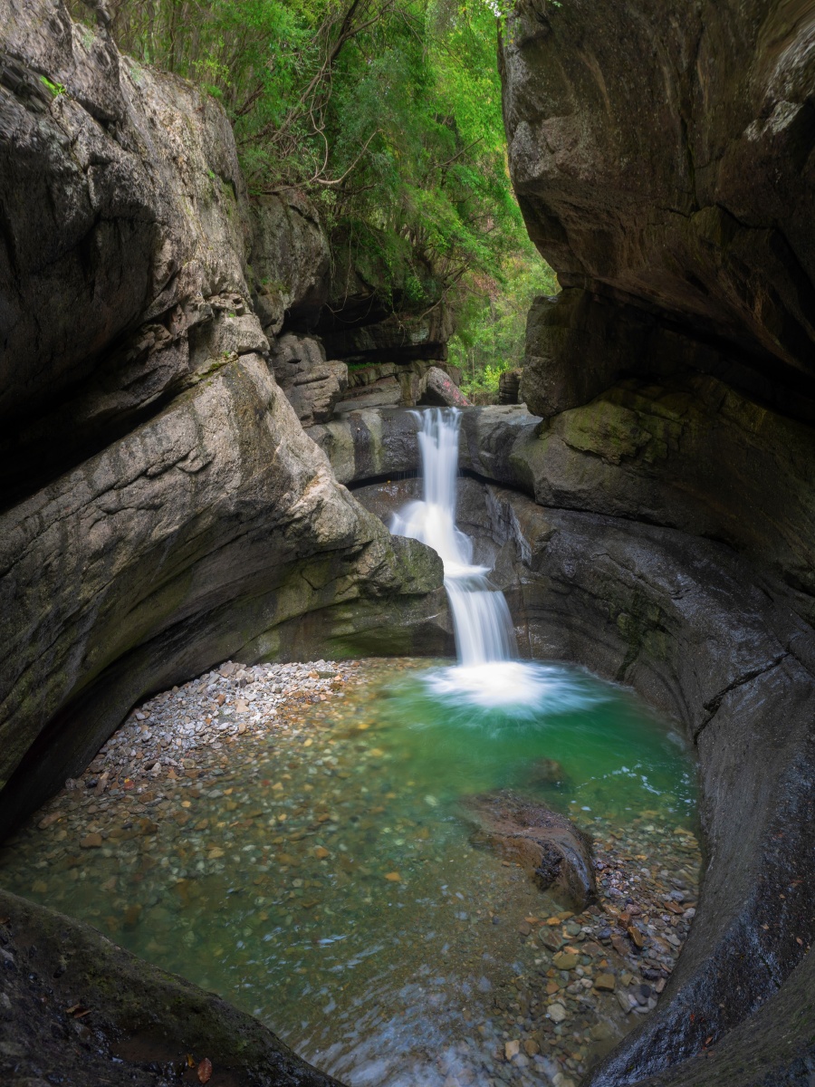 米仓山大峡谷龙潭子潜龙十八潭现在瀑布上端和缩在中间水蚀夹层两个