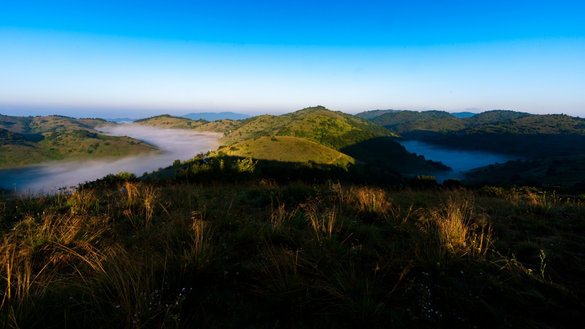 安康岚皋神田草原日出时分