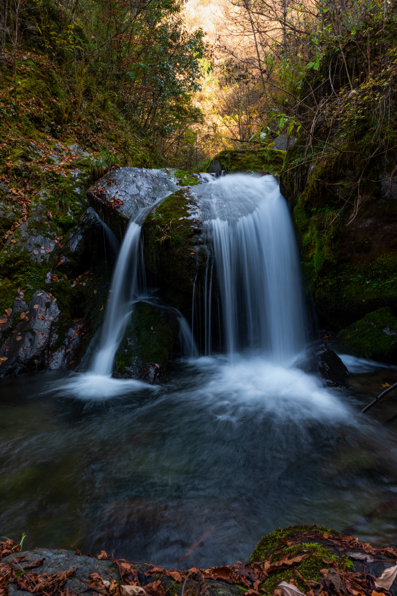 安康镇坪飞渡峡巴山秘境峡谷中的瀑布