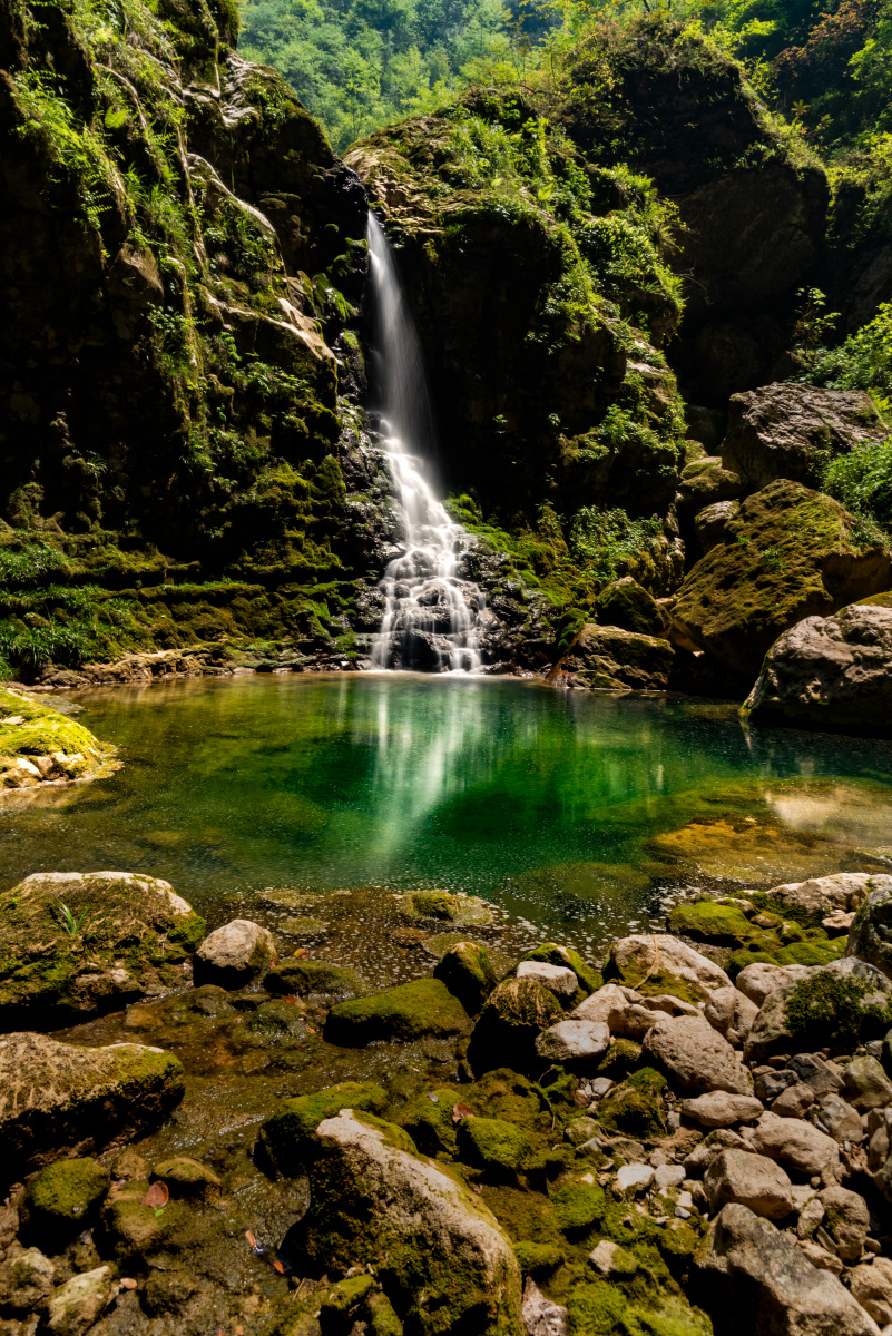 中国汉中宁强禅家岩天坑群——据说是亚洲最大的天坑群,由于地势偏远