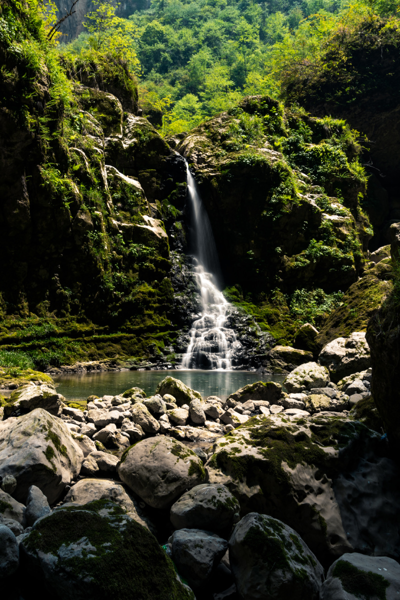 中国汉中宁强禅家岩天坑群——据说是亚洲最大的天坑群,由于地势偏远