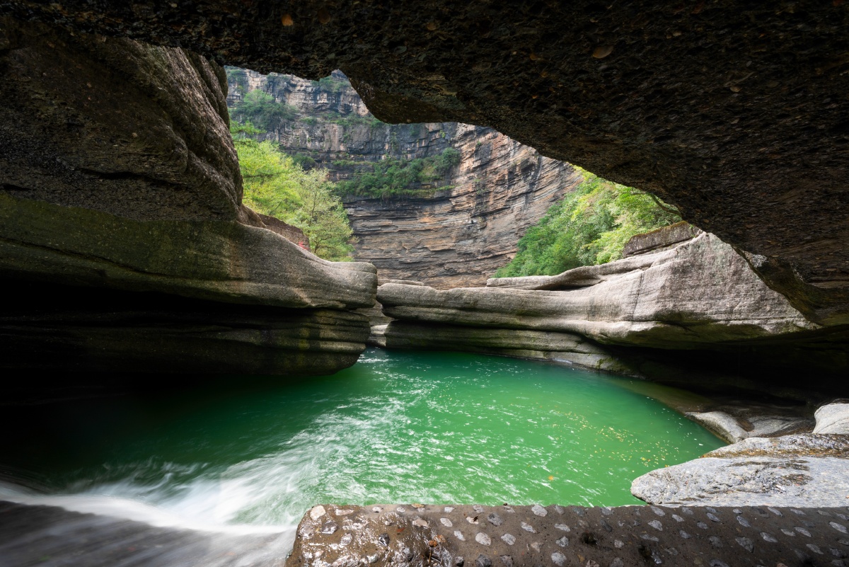 米仓山大峡谷龙潭子潜龙十八潭站在水蚀夹层中看外面