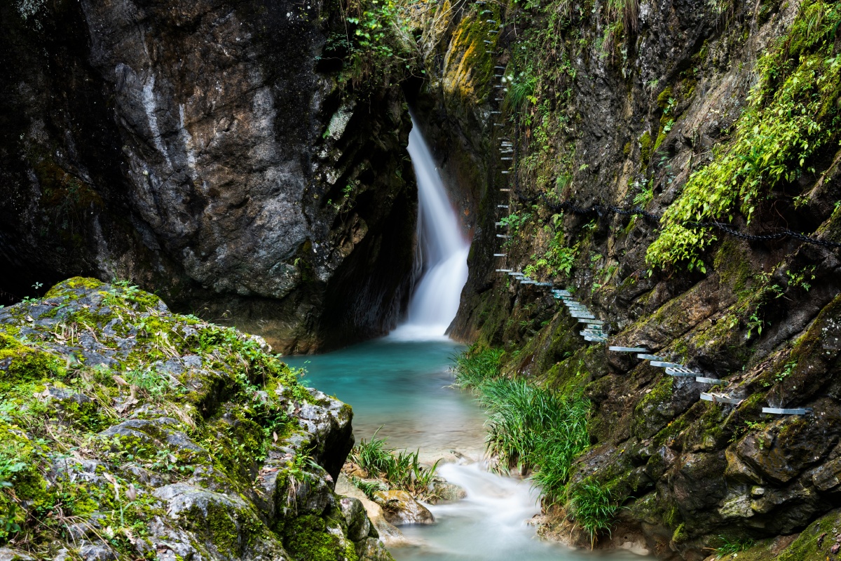 安康石泉雁山瀑布