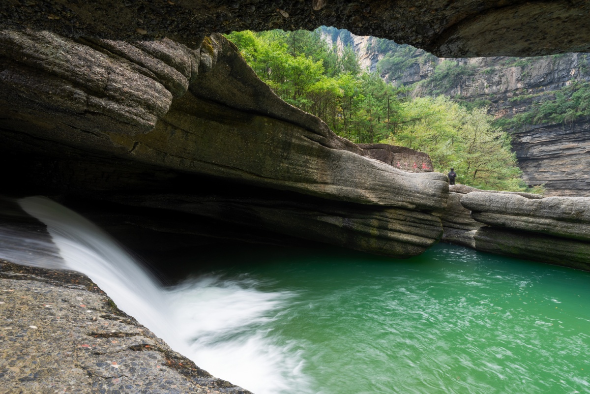 米仓山大峡谷龙潭子潜龙十八潭站在水蚀夹层中看外面