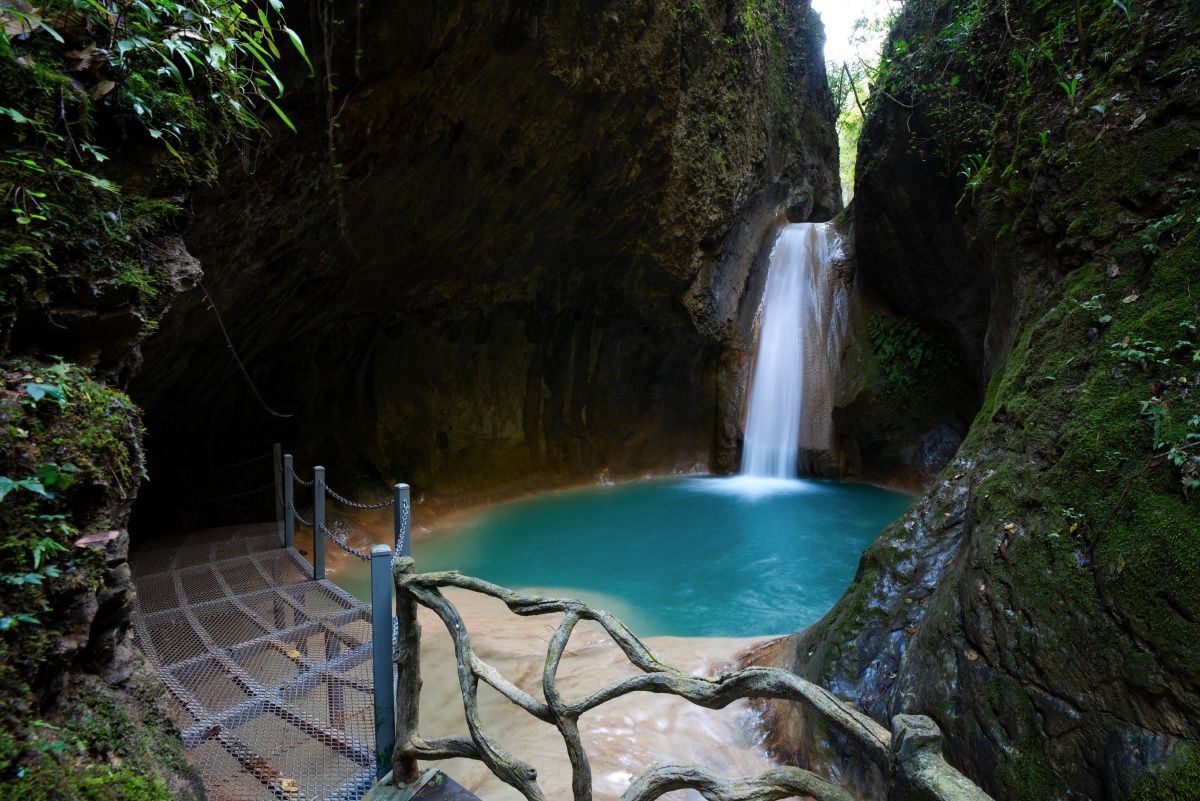 安康石泉燕山瀑布