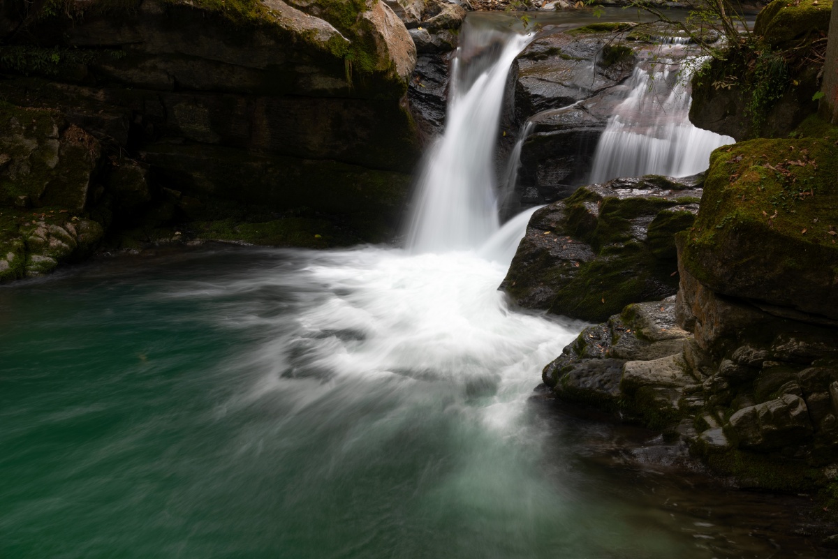 安康岚皋 千层河 同一个瀑布,在阴天和阳光下的样子
