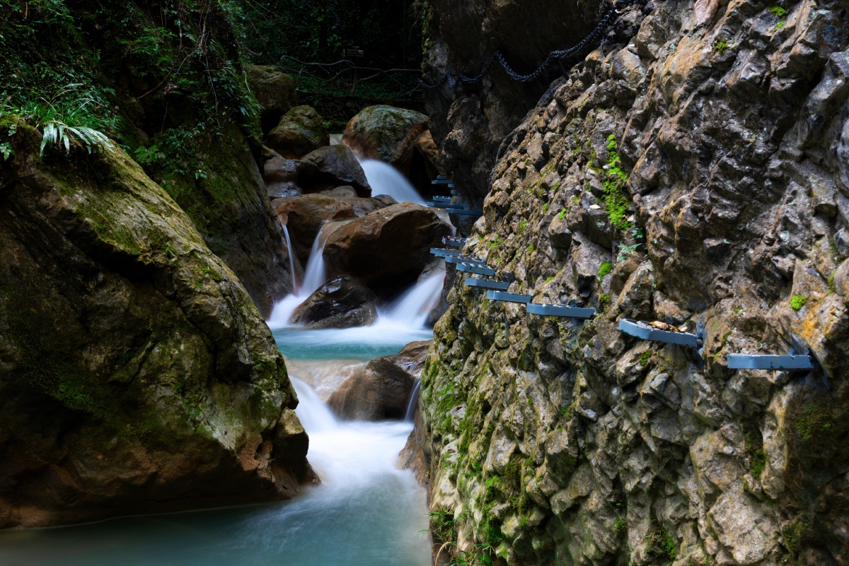 安康石泉雁山瀑布