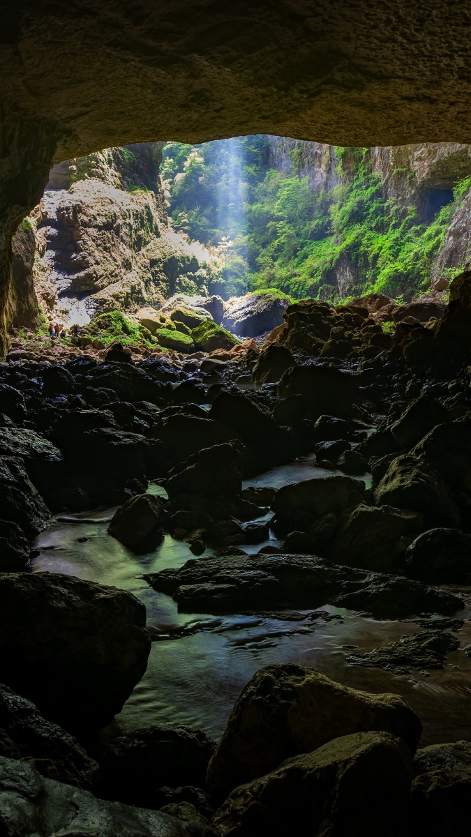 汉中宁强禅家岩天坑天坑底部的地下河像一张大嘴吞噬着