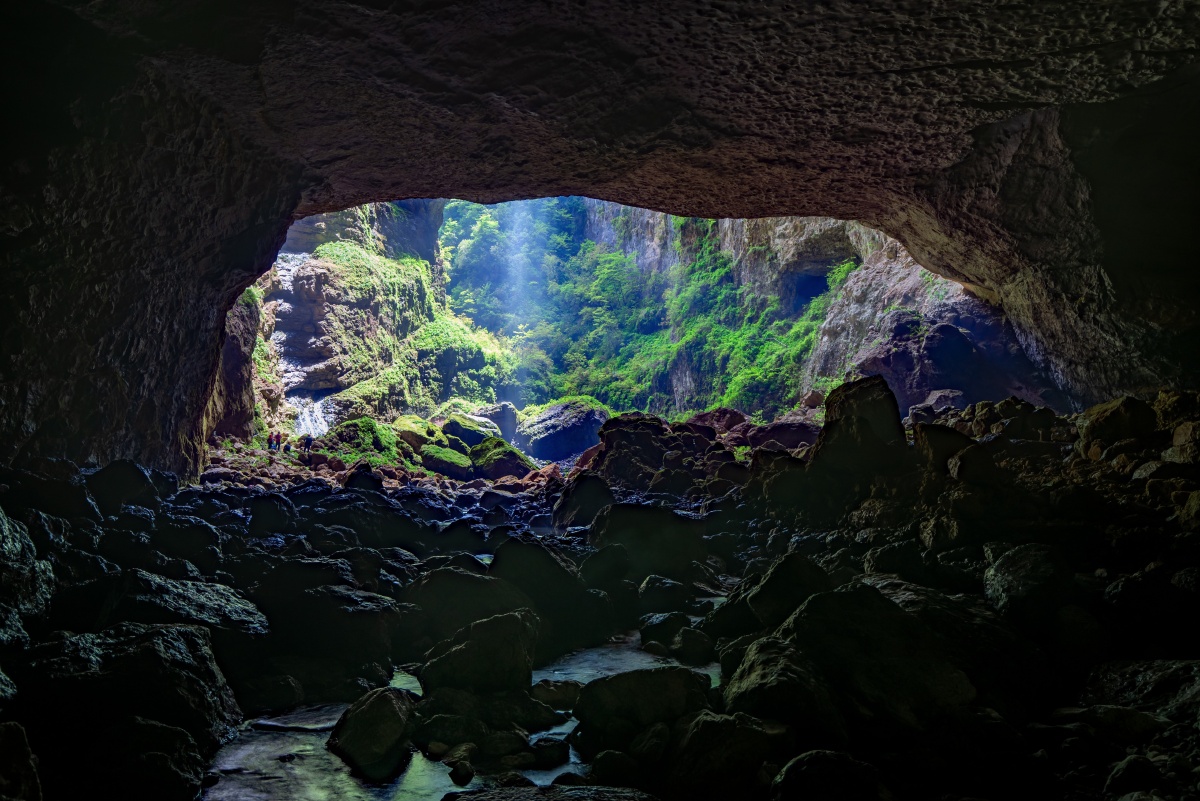 汉中宁强禅家岩天坑天坑底部的地下河像一张大嘴吞噬着