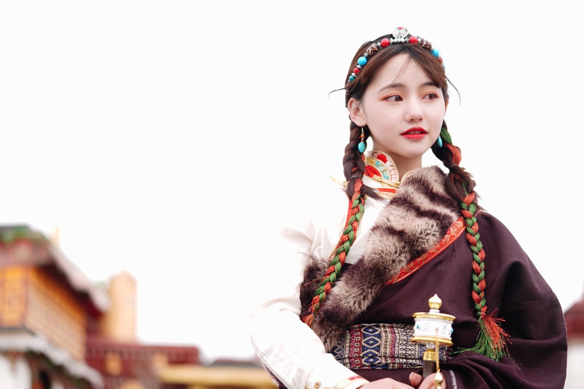 八廓街大昭寺藏服少女